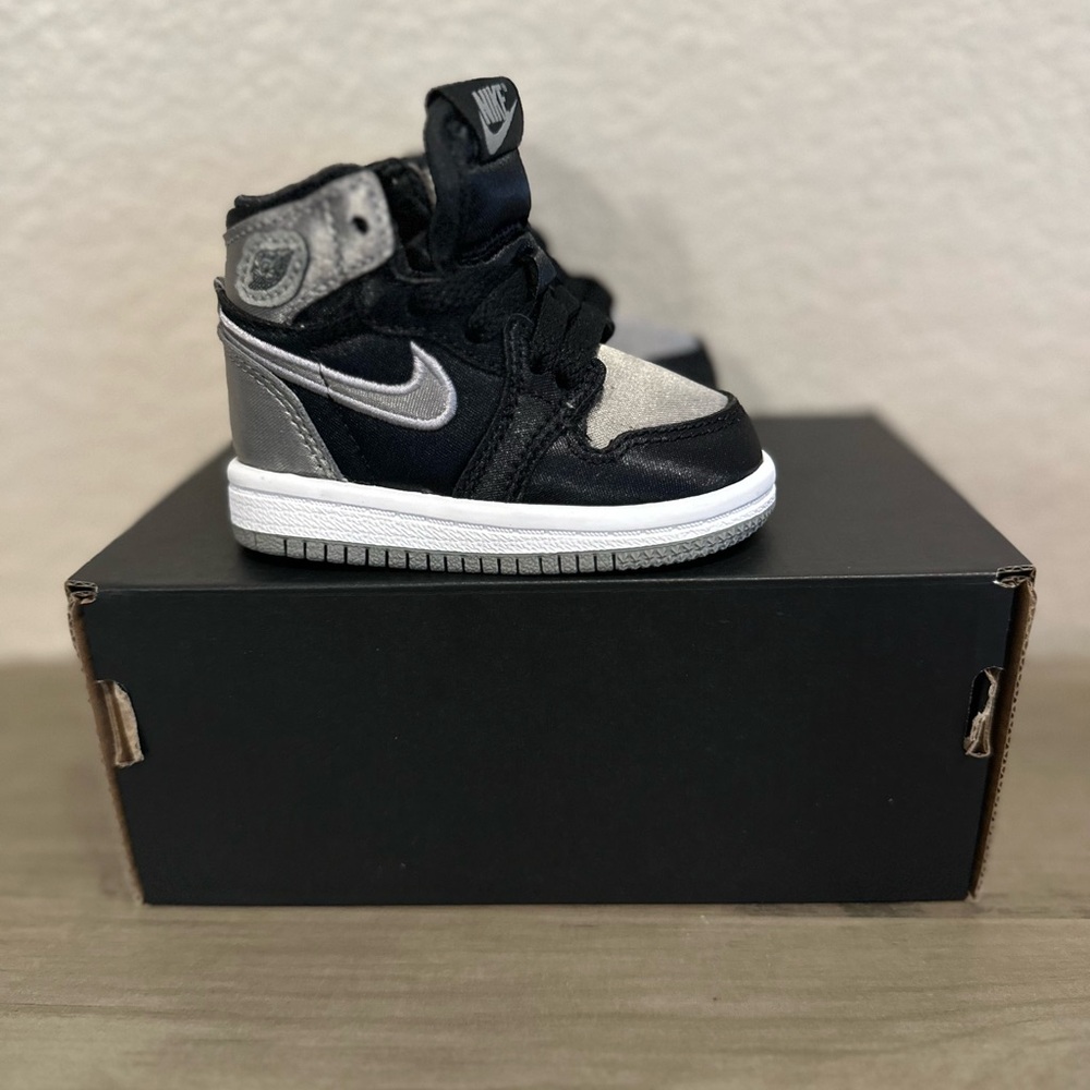 Nike Jordan 1 Retro High OG Kids Sneakers - Black and White 2c